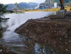 SUNGAI DITIMBUN PT GNI DAN PT SEI, MASYARAKAT TRANSMIGRASI LANGGANAN BANJIR: PEMDES BUNTA DAN NEGARA ADA DI MANA?