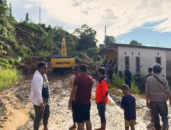 Lima Motor dan Sembilan Rumah Tertimbun Longsor di Morowali Utara, Akses Jalan Ganda-Ganda Terputus